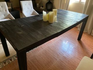 Mesa de comedor de madera oscura