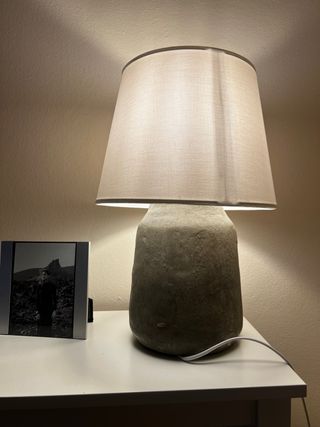 Lámpara de mesa piedra y tela