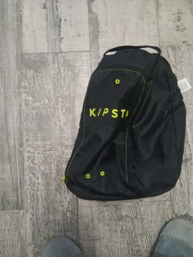 Mochila deportiva Kipsta negra y amarilla