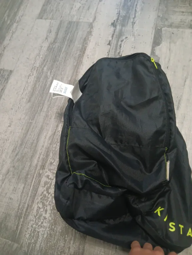 Mochila deportiva Kipsta negra y amarilla