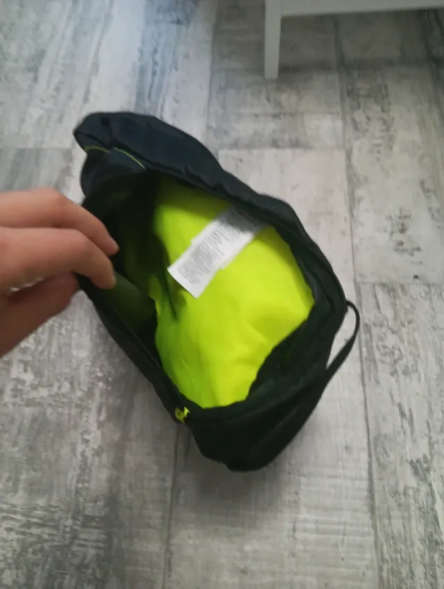 Mochila deportiva Kipsta negra y amarilla