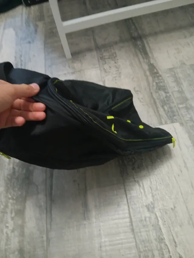 Mochila deportiva Kipsta negra y amarilla
