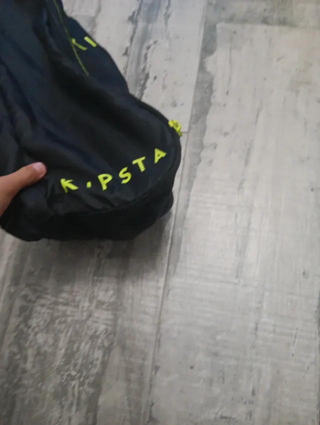 Mochila deportiva Kipsta negra y amarilla