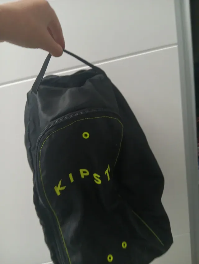 Mochila deportiva Kipsta negra y amarilla