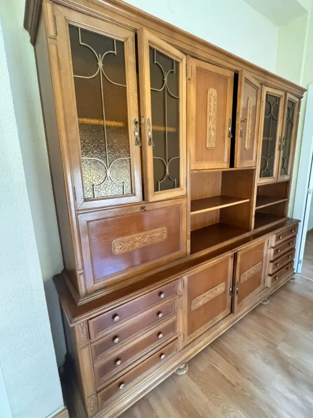 Mueble de salón de madera y cristal