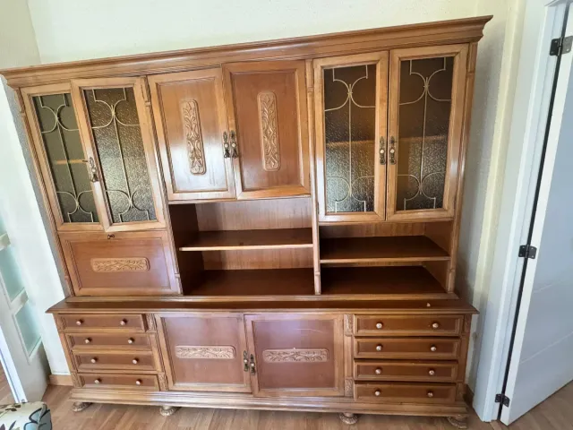 Mueble de salón de madera y cristal