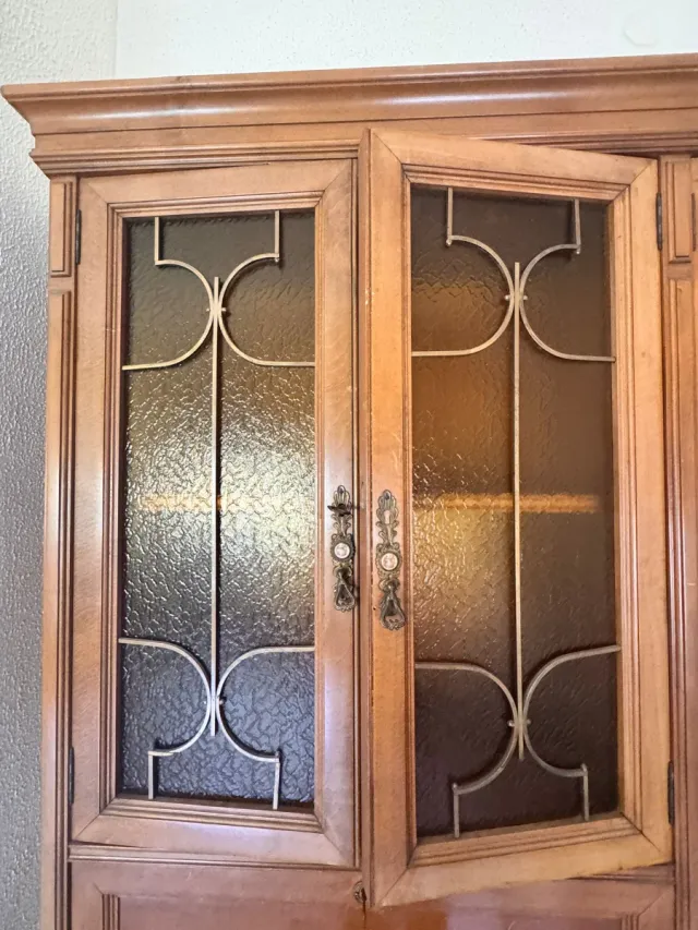 Mueble de salón de madera y cristal