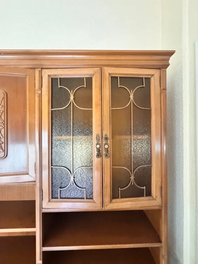 Mueble de salón de madera y cristal