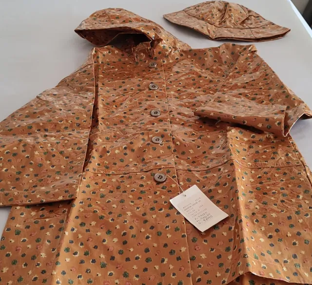 Chubasquero y gorro estampado floral