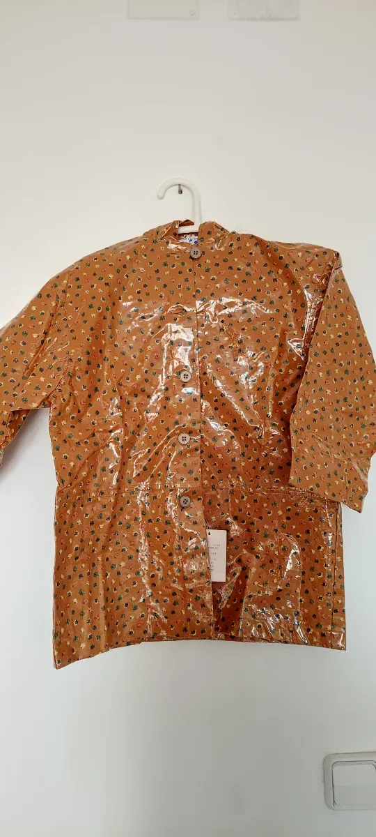 Chubasquero y gorro estampado floral