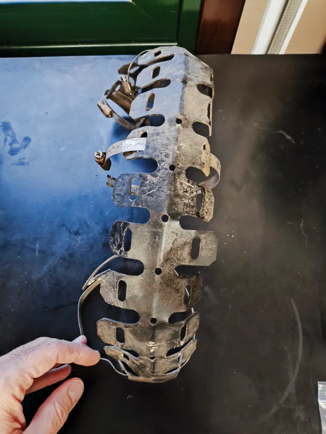 Protección bufanda escape 2T. Usado sin rotururas