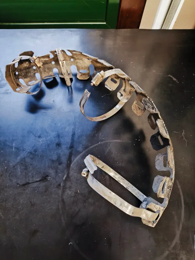 Protección bufanda escape 2T. Usado sin rotururas