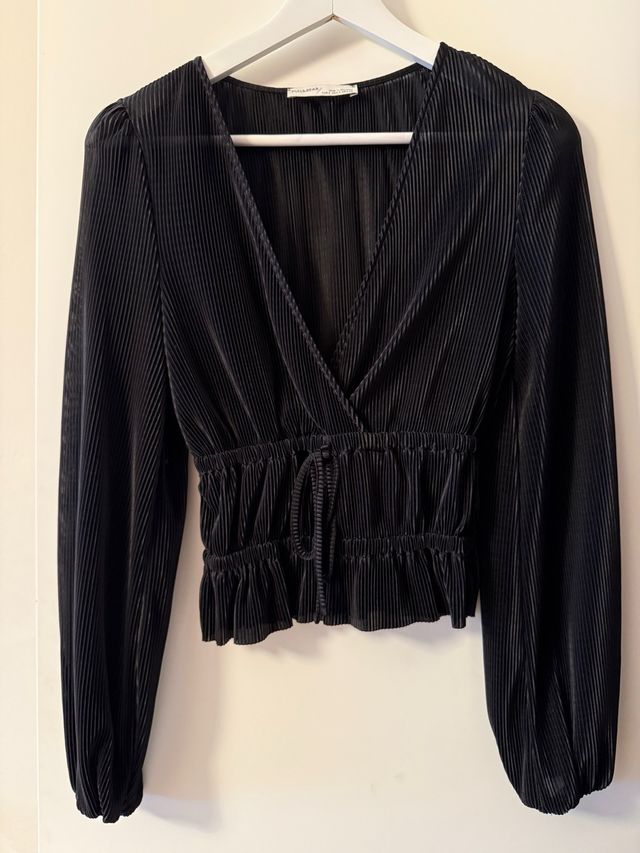 Blusa Pull&Bear negra plisada talla XS
