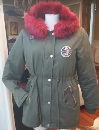 Parka verde acolchada con capucha