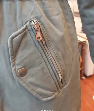 Parka verde acolchada con capucha