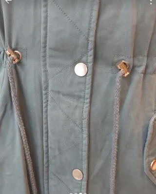 Parka verde acolchada con capucha