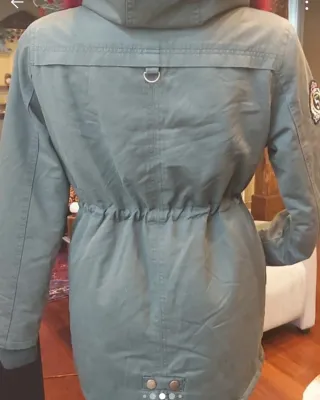 Parka verde acolchada con capucha