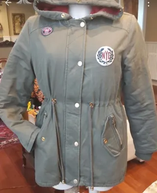 Parka verde acolchada con capucha