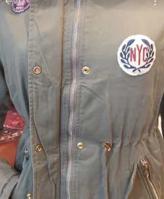 Parka verde acolchada con capucha