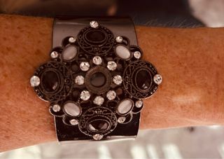 Brazalete plateado antiguo con pedrería