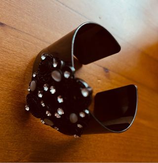 Brazalete plateado antiguo con pedrería