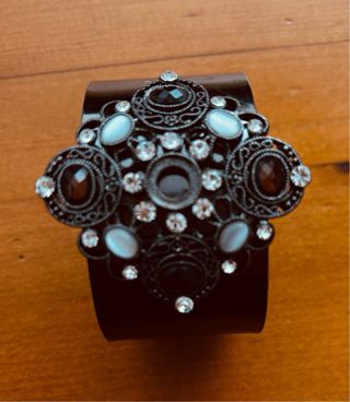 Brazalete plateado antiguo con pedrería