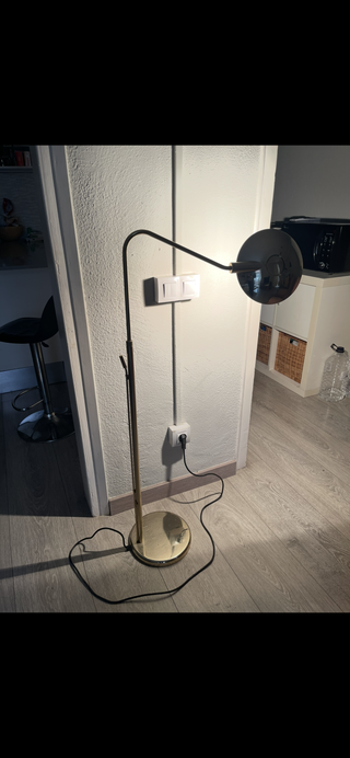 Lámpara de pie latón estilo vintage.