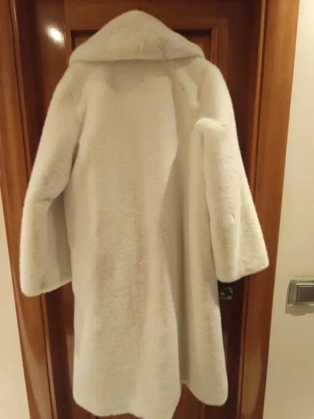 Abrigo Mango Blanco Pelo Sintético