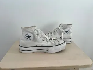 Converse blancas con plataforma