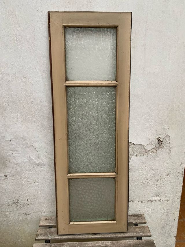 Ventana interior antigua con cristales