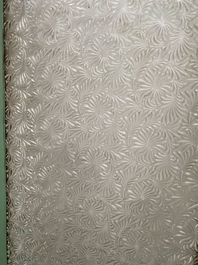 Ventana interior antigua con cristales