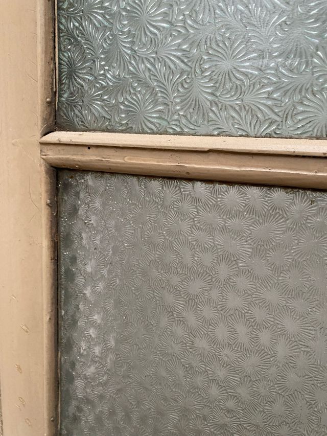 Ventana interior antigua con cristales