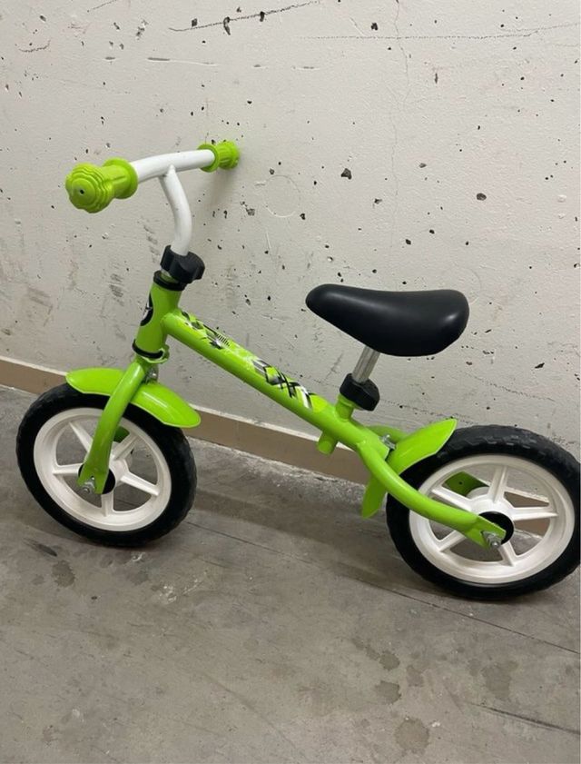 Bicicleta de equilibrio verde