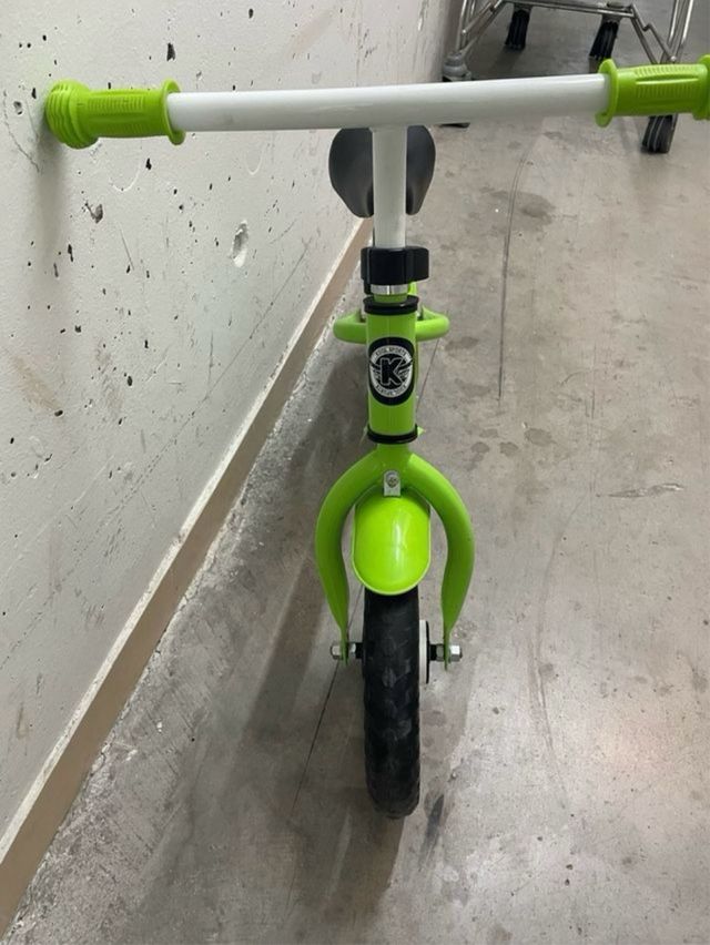 Bicicleta de equilibrio verde