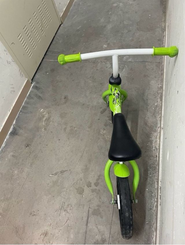 Bicicleta de equilibrio verde