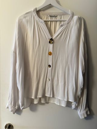 Blusa Stradivarius blanca botones