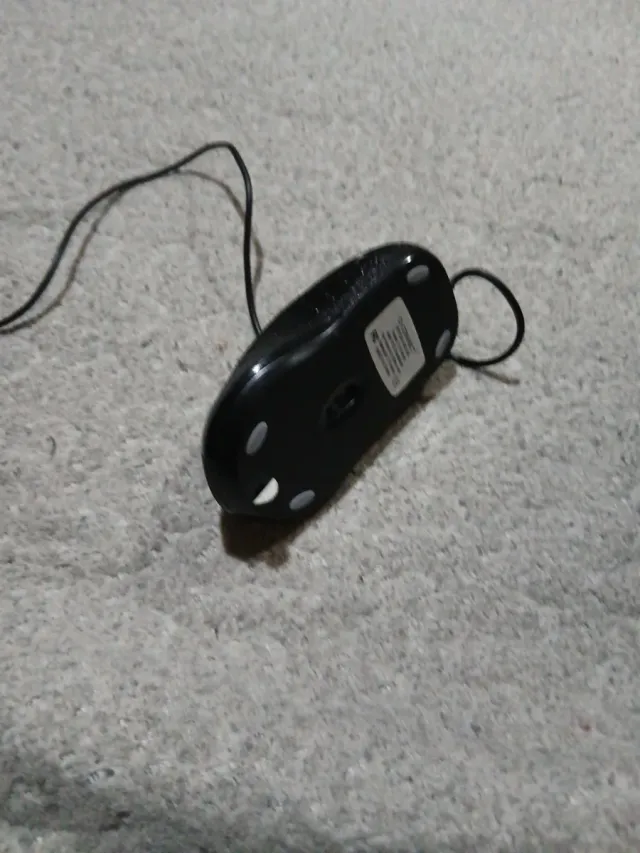 Ratón negro con cable