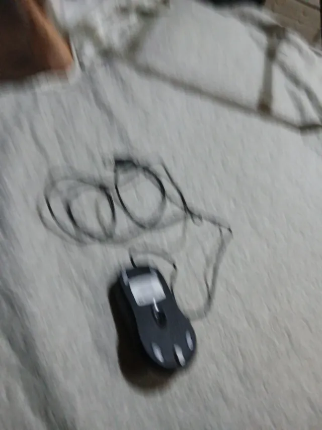 Ratón negro con cable