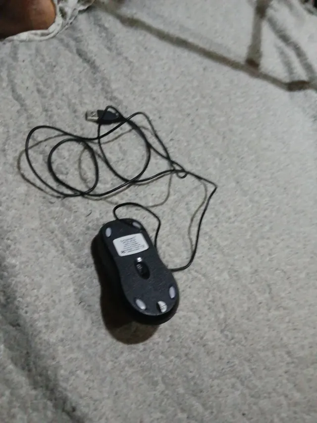 Ratón negro con cable