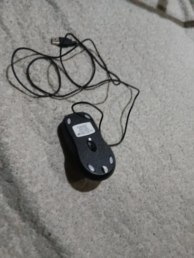 Ratón negro con cable