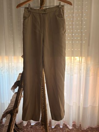 Traje chaqueta y pantalón beige