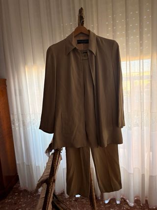 Traje chaqueta y pantalón beige