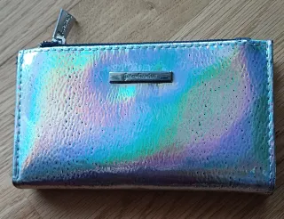 Cartera Stradivarius efecto holográfico