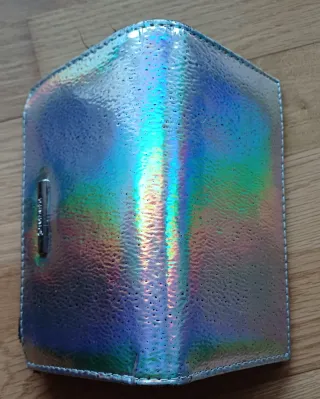 Cartera Stradivarius efecto holográfico