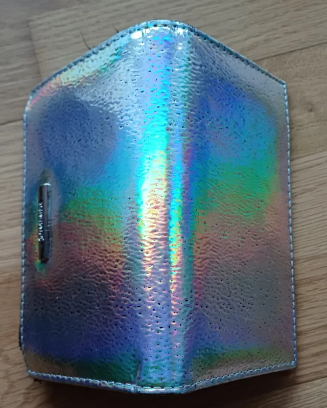 Cartera Stradivarius efecto holográfico