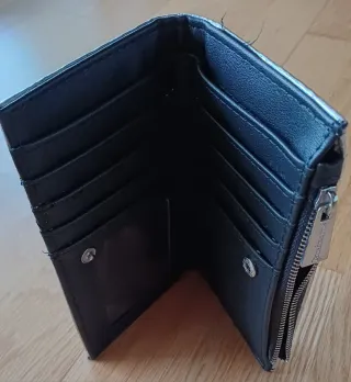 Cartera Stradivarius efecto holográfico