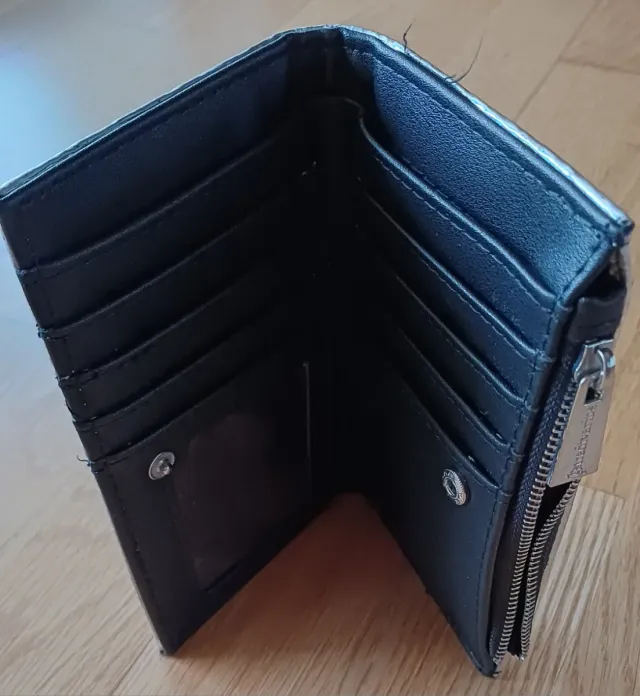 Cartera Stradivarius efecto holográfico