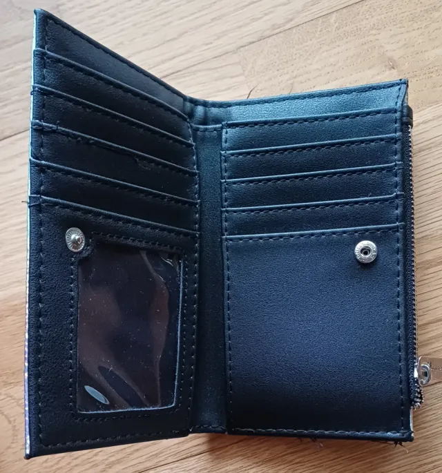 Cartera Stradivarius efecto holográfico