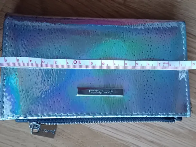 Cartera Stradivarius efecto holográfico