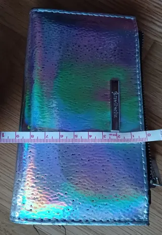 Cartera Stradivarius efecto holográfico